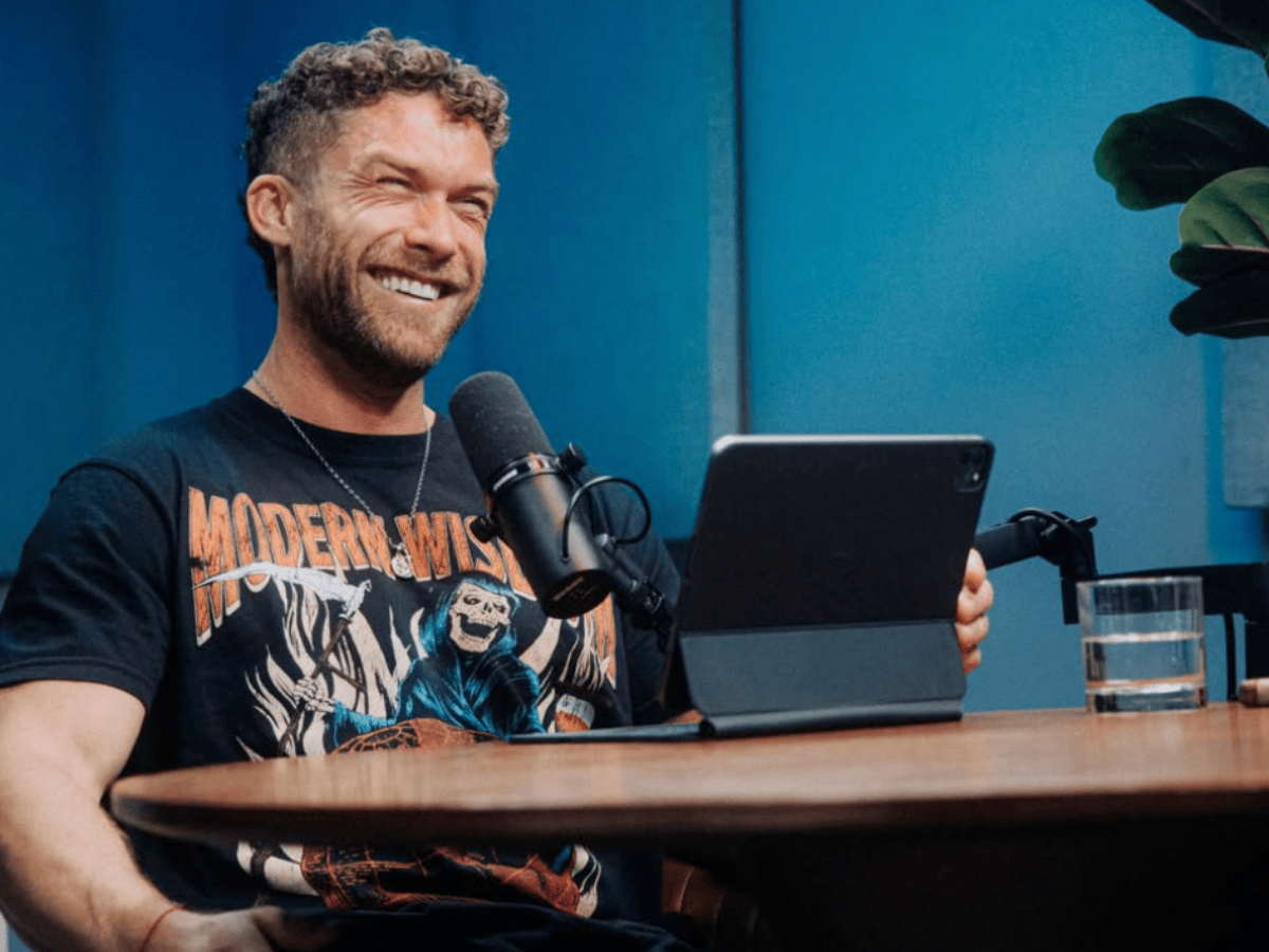 Chris Williamson on the set of his Modern Wisdom Podcast